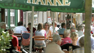 Im Freien sitzen vor dem Härkeausschank in Peines Fußgängerzone