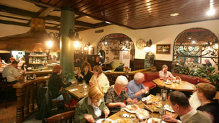 Blick aus der Mitte durch die Torbögen zur Brauerei